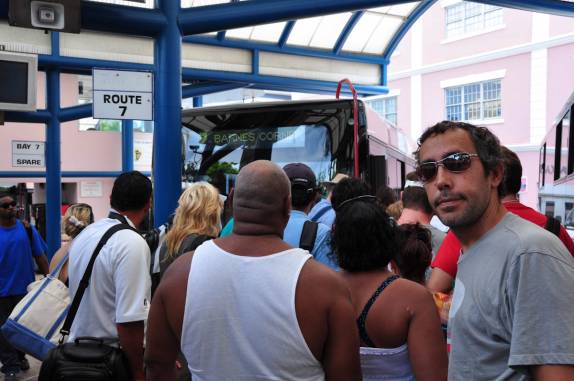 Pegando o ônibus em Hamilton, para ir à praia de Horseshoe Bay, em Bermuda